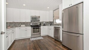 Fridge, microwave, oven, stovetop - Nautical Style Oceanfront in SPV (Ponte Vedra Beach)