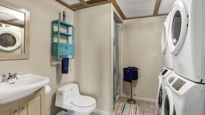 Dusche, Haartrockner, Handtücher, Shampoo