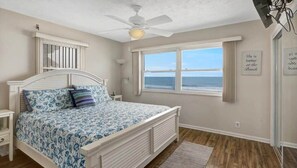 4 bedrooms, desk, iron/ironing board, travel crib