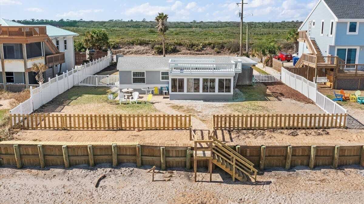 Een wooneenheid met omheinde achtertuin, een zwembad en een tweegevelwoning met balkon.