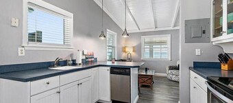 Little Kahuna with Beach Private Access & Deck