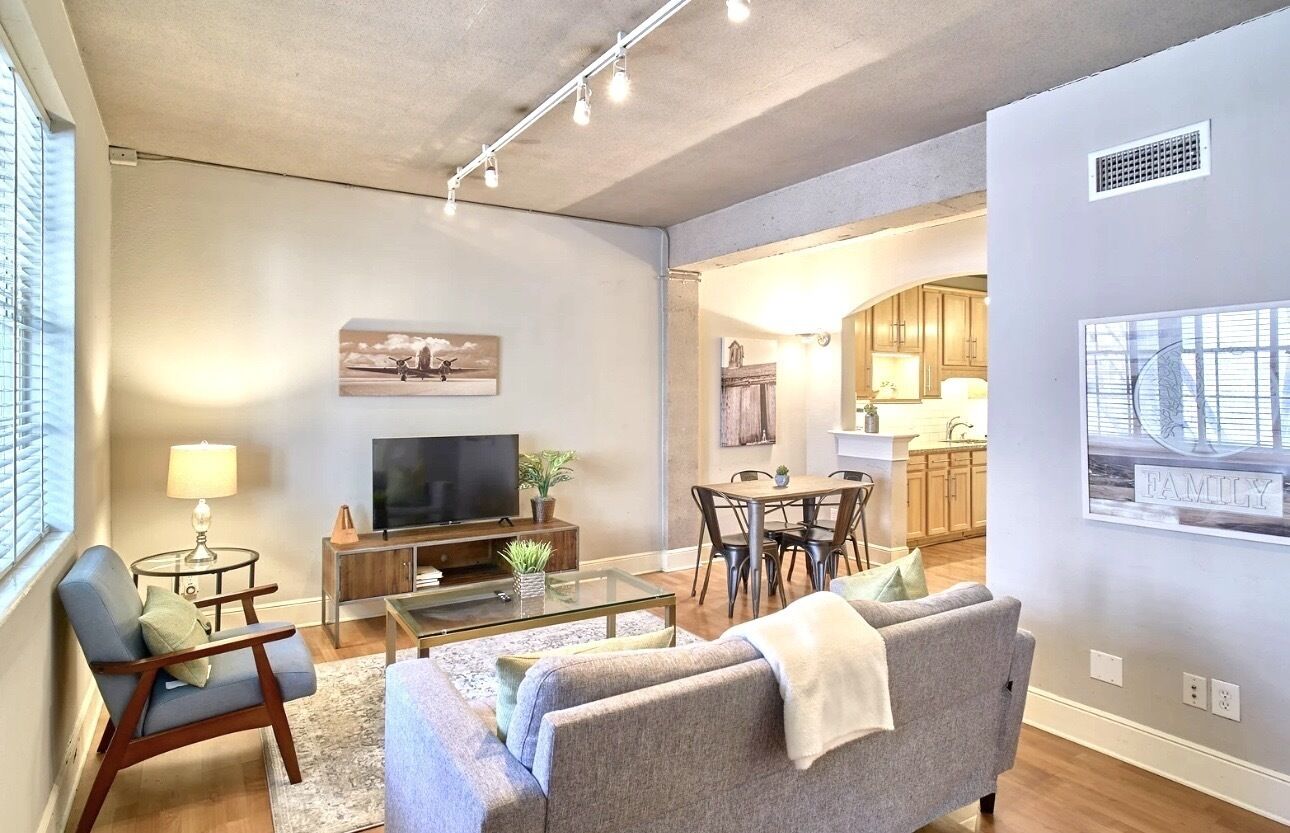 Cozy 2 BR/2BTH  APT on Knight Street in Oak Lawn