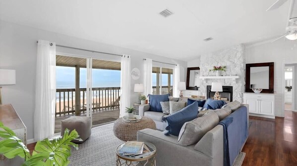 Télévision, lecteur de DVD, livres, espaces bureaux