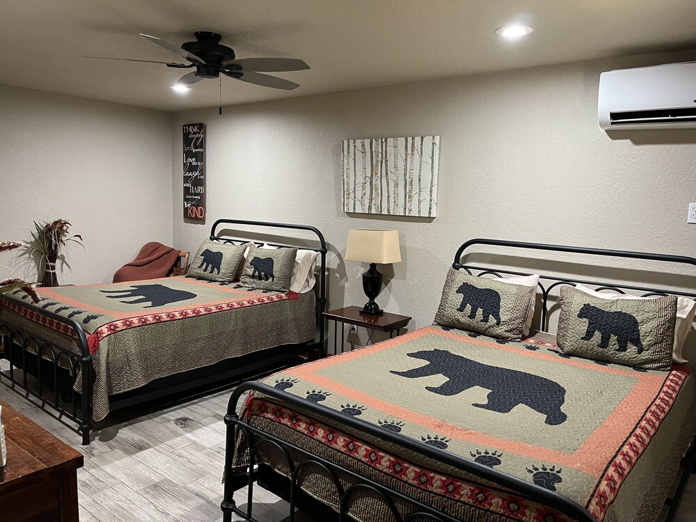 Cozy cabin with 2 beds near trails on the great Mount Magazine. Logan