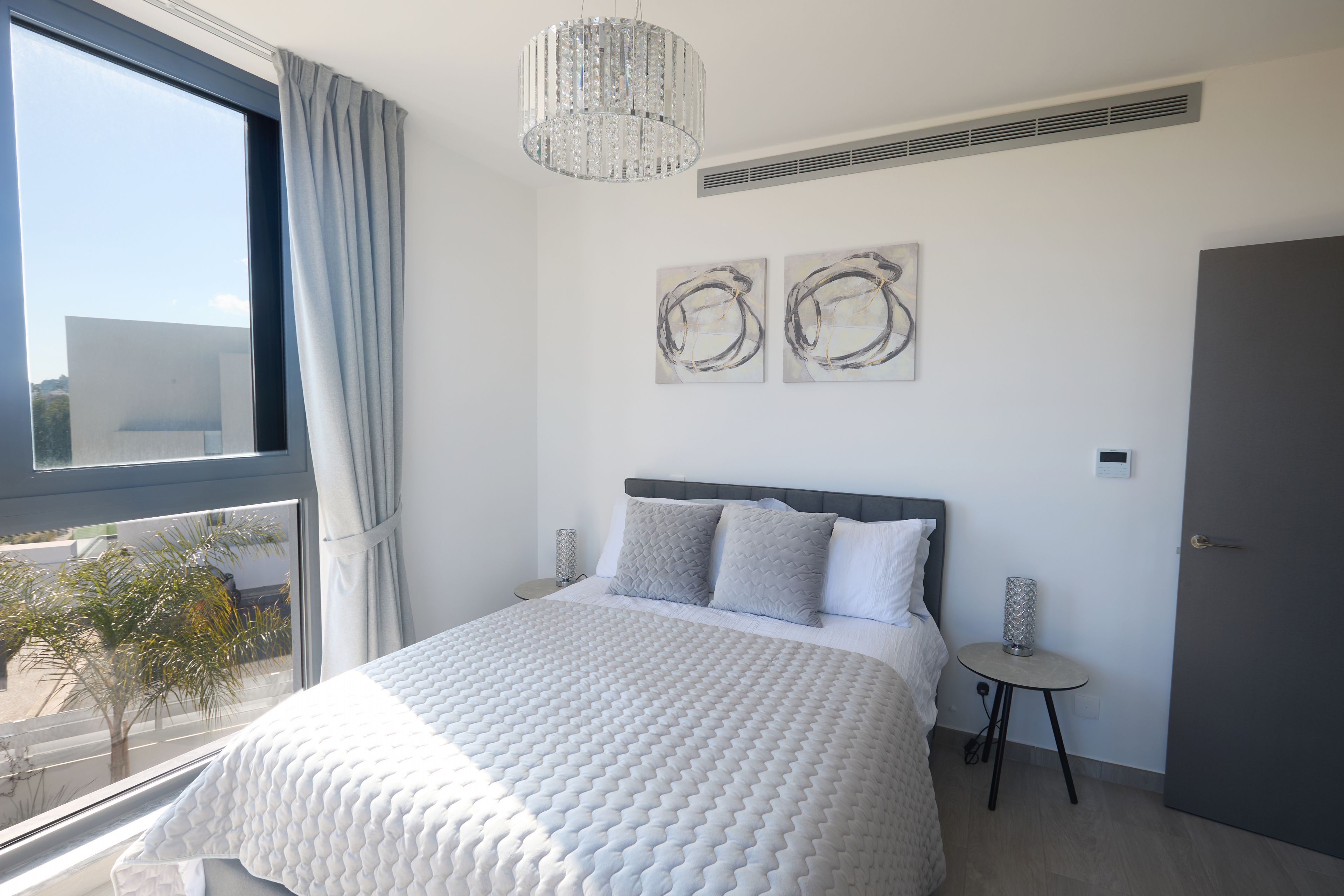 3 bedrooms, iron/ironing board, travel crib, internet