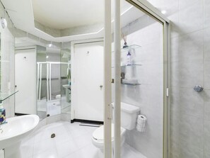 Haartrockner, Bidet, Handtücher, Seife