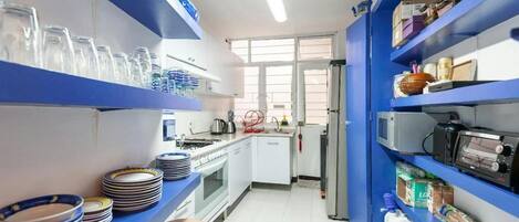 Refrigerador, microondas, horno, cafetera/tetera