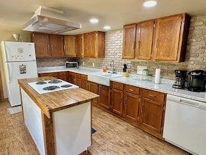 Geladeira, micro-ondas, fogão, cooktop