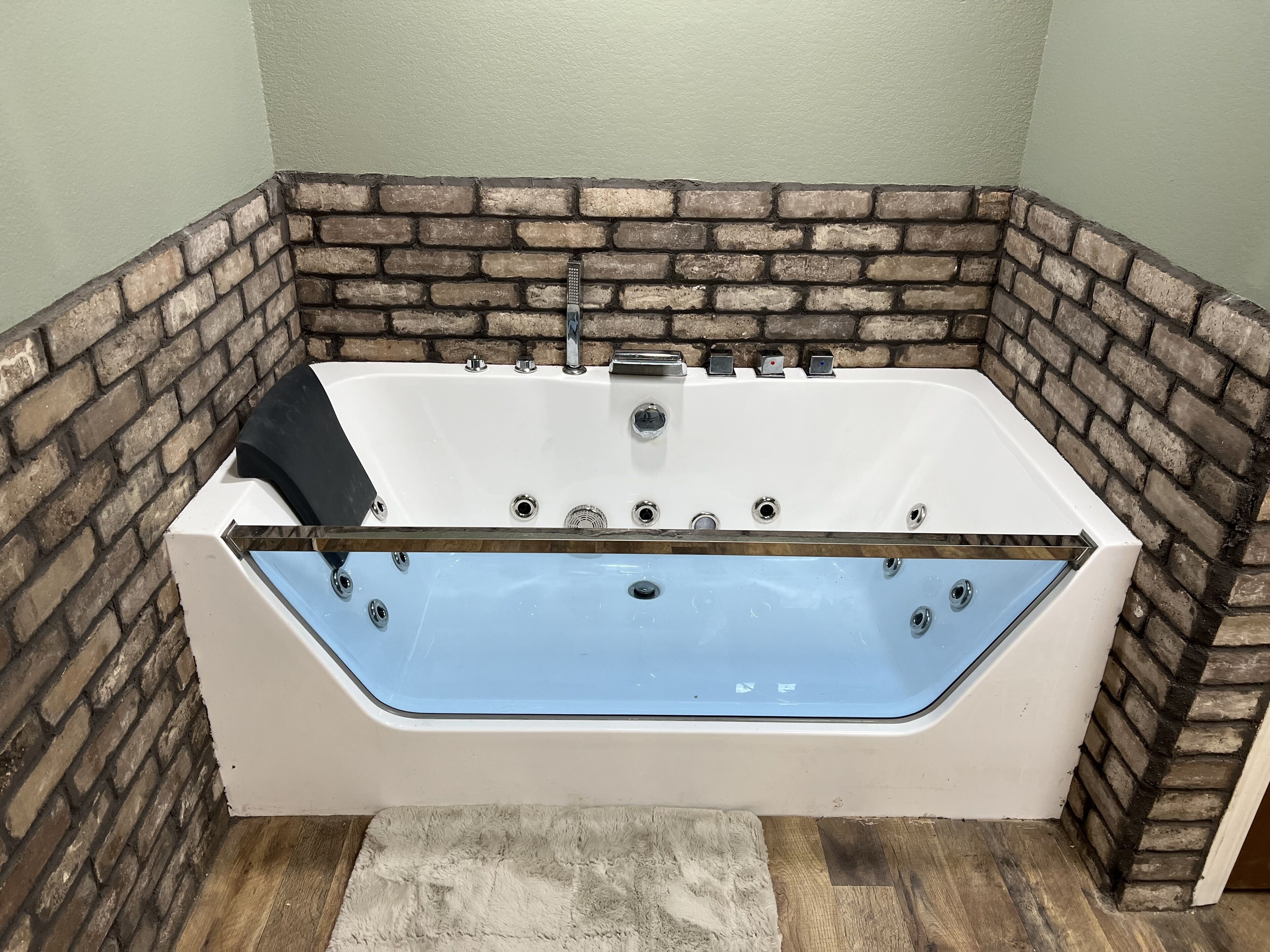 Douche, baignoire à jets, sèche-cheveux, serviettes fournies