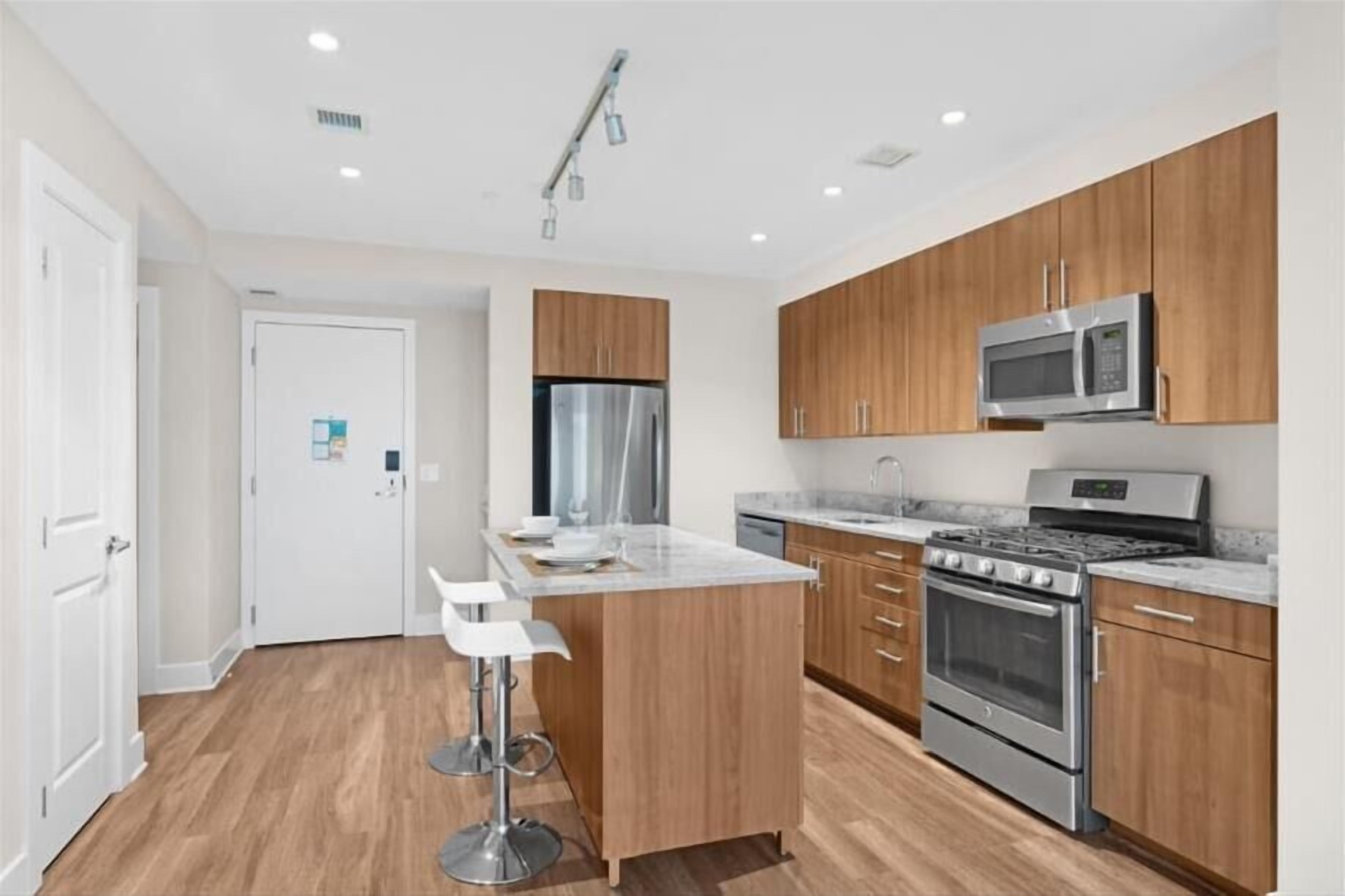 Metro Closeby! Island Kitchen | Near Washington DC
