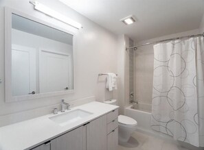Shower, hair dryer, towels - Mins to Lake Anne Plaza | In/Outdoor Yogs | Reston Town Center (Reston)