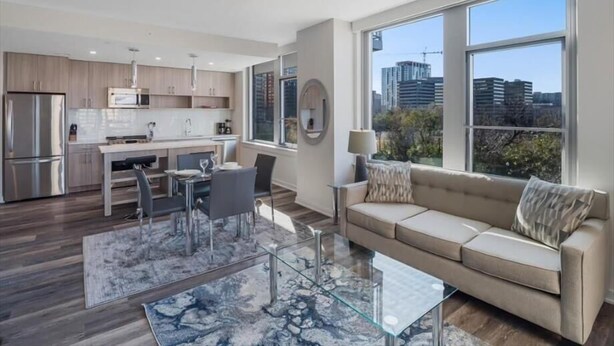 Living area - Mins to Lake Anne Plaza | In/Outdoor Yogs | Reston Town Center (Reston)