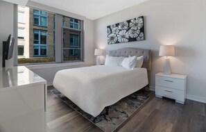 2 slaapkamers, een bureau, een strijkplank/strijkijzer, reisbedje