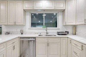 Private kitchen - 5 Bedroom 3 Bath in Northwest SA (San Antonio)