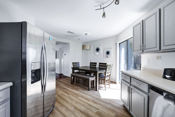 Kylskåp, mikrovågsugn, ugn och spishäll