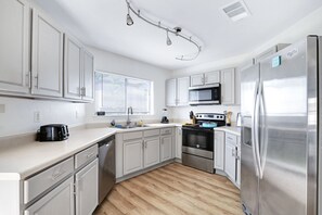 Kylskåp, mikrovågsugn, ugn och spishäll