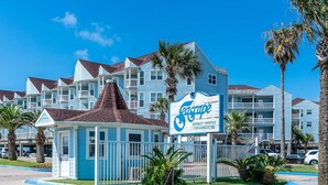Ein Resort mit einem gut sichtbaren Schild, auf dem 'Seascape Resort & Penitentiaries' steht.