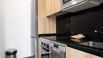 Frigorífico, microondas, horno y placa de cocina