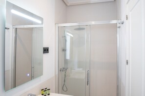 Chuveiro, secador de cabelo, toalhas de banho