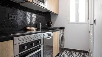 Frigorífico, microondas, horno y placa de cocina