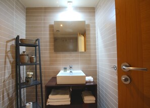 Shower, hair dryer, bidet, towels