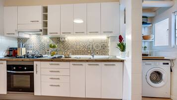 Réfrigérateur, micro-ondes, four, cafetiÚre/bouilloire