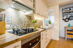 Fridge, microwave, oven, coffee/tea maker