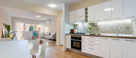 Fridge, microwave, oven, coffee/tea maker