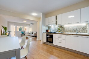 Réfrigérateur, micro-ondes, four, cafetière/bouilloire