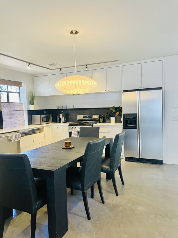 Paper towels - Close to Downtown charming 1bedroom / 1bathroom house. (Austin)