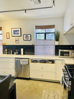 Paper towels - Close to Downtown charming 1bedroom / 1bathroom house. (Austin)