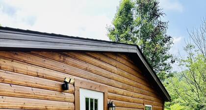 Hocking Hills Cabin- private hot tub, hiking trail, caves, fire pit, pool table