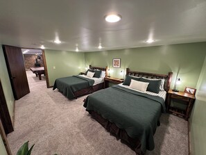 4 quartos, ferros/tábuas de passar roupa, berço de viagem