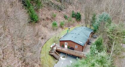 Hocking Hills Cabin- private hot tub, hiking trail, caves, fire pit, pool table