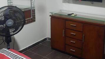 1 habitación, wifi y ropa de cama