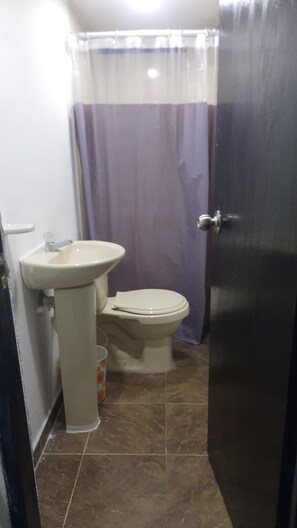 タオル、石鹸、トイレットペーパー