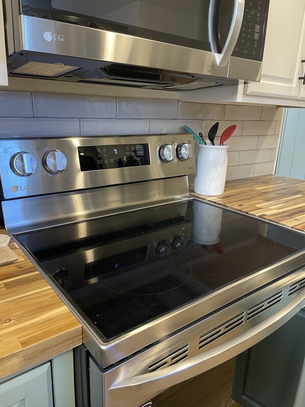 Geladeira, micro-ondas, fogão, cooktop