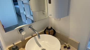 Haartrockner, Handtücher, Seife, Toilettenpapier