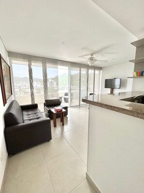 Smart TV, books - Entire apartment on the Bay (Gaira)