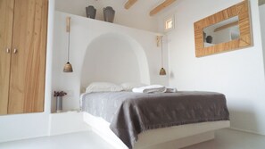 3 bedrooms, desk, iron/ironing board, travel cot