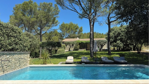Provenzalisches Haus auf dem Hügel von Lisle sur la Sorgue mit privatem Pool