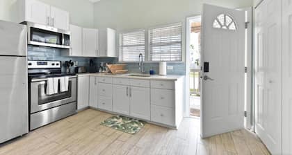 Pink Dolphin | 1 Blk to Beach | Close to Mayo