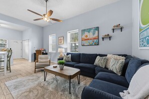 Smart TV - Pink Dolphin | 1 Blk to Beach | Close to Mayo (Jacksonville Beach)