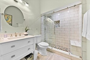 Secador de pelo, toallas