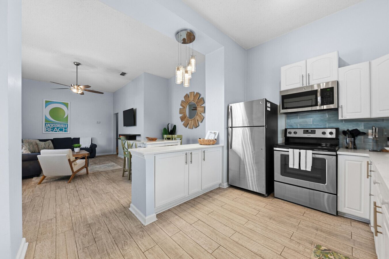 冷蔵庫、電子レンジ、オーブン、コンロ