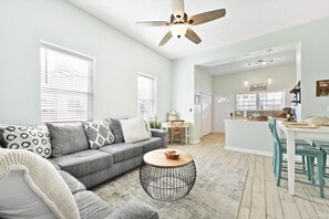 TV - Pink Dolphin 2|  1 Blk to Beach | Close to Mayo (Jacksonville Beach)