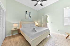 2 bedrooms, iron/ironing board, travel cot, free WiFi - Pink Dolphin 2|  1 Blk to Beach | Close to Mayo (Jacksonville Beach)