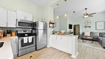 Refrigerador, microondas, horno, placa de cocina
