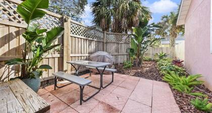 Pink Dolphin 3| Beachside Cottage| Walk Everywhere