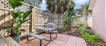 Pink Dolphin 3| Beachside Cottage| Walk Everywhere